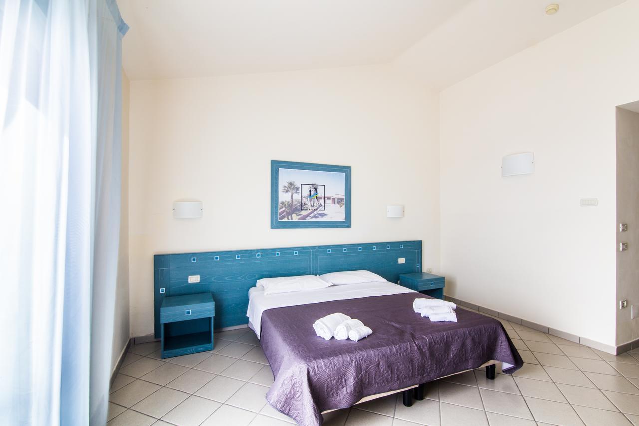 Nelema Village Resort Сан Никола Арчела Стая снимка