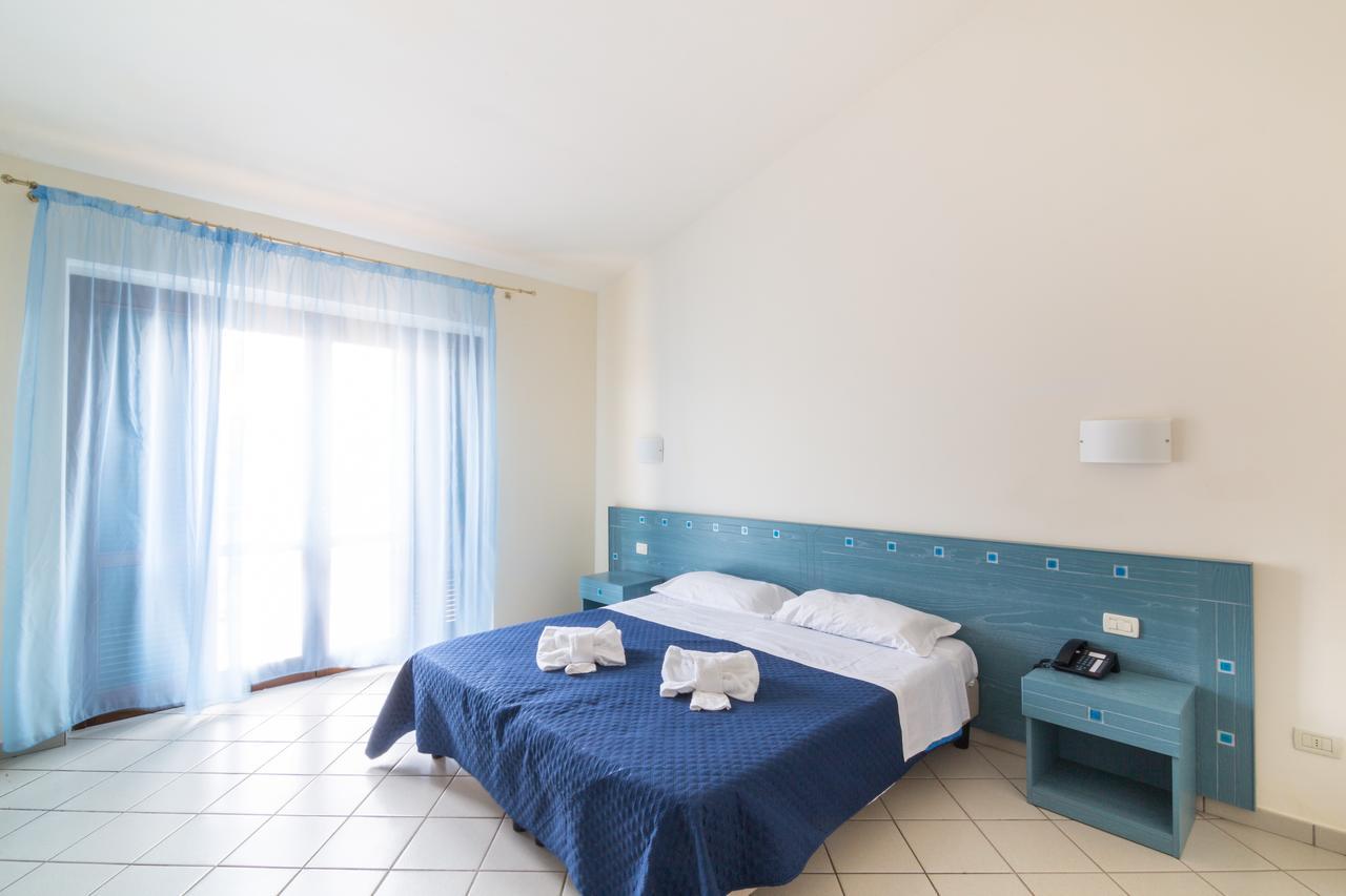Nelema Village Resort Сан Никола Арчела Стая снимка